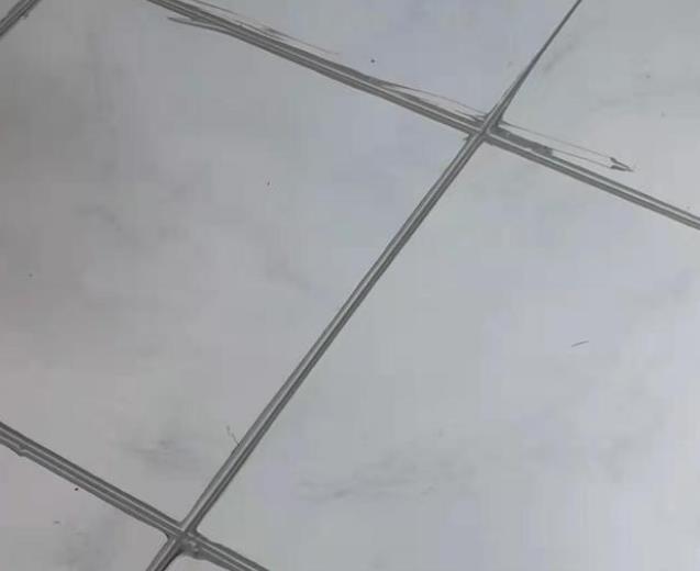 怎么做，才能使美縫劑深入到瓷磚縫隙里面？(圖1)